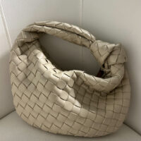 Detail dámské krémové kabelky, která je inspirována známou luxusní značkou Bottega Veneta.