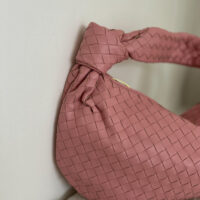 Luxusní dámská kabelka přes rameno v růžové barvě. Woven knot bag