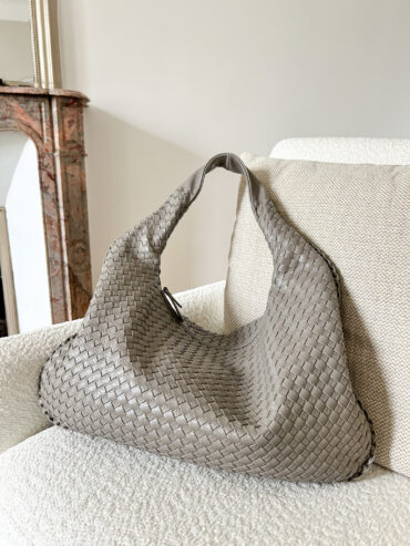 Add a touch of elegance and style to your outfit with this trendy grey woven shoulder bag for women. This dumpling oversized purse is a must-have accessory for any fashion-forward individual, perfect for work (fits small laptop) or travelling. Bottega veneta designer dupe bag by pattybofficial lifestyle store