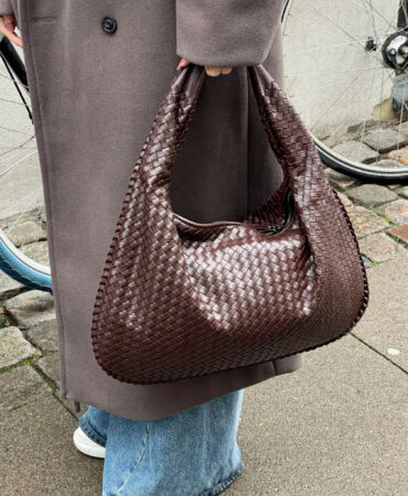 dupe designer inspired handbag Summer Festival Ready Stylish Grey Woven Hobo Tote with Zipper Closure Elegant Handbag for Summer Ideal Gift for Celebrations Woven Hobo Tote trendy purse perefct gift for girlfriend pattybofficial knoten tasche bottega veneta style andiamo bag