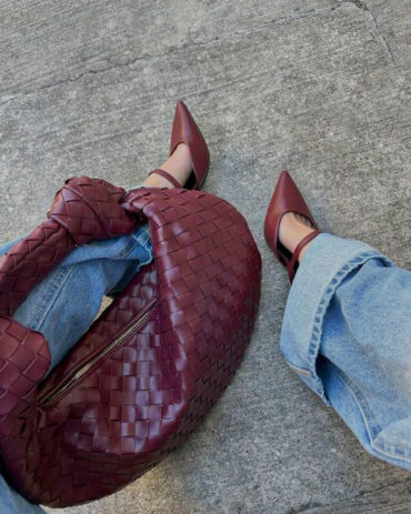Burgundy woven hobo kabelka z veganské kůže, ideální doplněk pro podzimní kapsulový šatník.