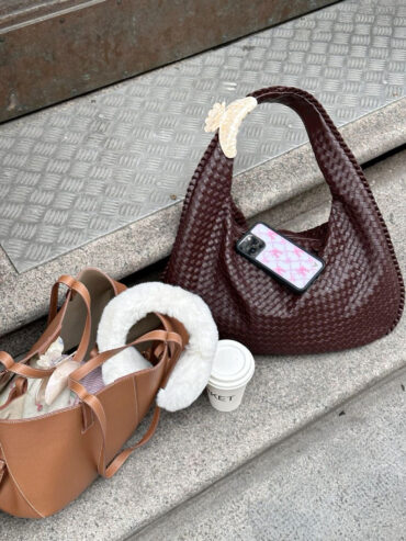Luxusní tkaná kabelka z vegan kůže – stylový, prostorný a udržitelný doplněk pro moderní ženy. Nadčasový design, prémiové materiály a maximální praktičnost. Objednejte nyní! Objevte nadčasovou eleganci s naší ručně tkanou kabelkou z vegan kůže, která spojuje luxusní vzhled s každodenním komfortem. Díky svému ikonickému pletenému designu přináší do vašeho outfitu sofistikovanost a lehký nádech minimalismu. Prostorný vnitřek umožňuje pohodlně uložit všechny vaše nezbytnosti – od notebooku po kosmetickou taštičku. Díky měkké, ale odolné konstrukci se kabelka pohodlně nosí přes rameno, zatímco kvalitní vegan kůže zajistí dlouhou životnost a snadnou údržbu. Perfektní volba pro ženy, které milují módu, ale zároveň chtějí podpořit udržitelný a etický přístup k designu.