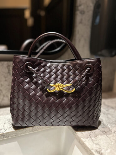 geflochtene Tasche mit einzigartigem Flechtdesign ein eleganter Hingucker für jeden Anlass.Diese hochwertige Tasche vereint Stil und Funktionalität ideal für Fashion Liebhaber.Perfekt als Geschenk für besondere Anlässe oder für den täglichen Gebrauch