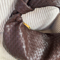 Tmavě hnědá pletená kabelka do ruky – Elegantní crossbody hobo styl. hnědá kabelka, pletená kabelka, veganská kabelka, crossbody hobo bag, elegantní dámská kabelka, kabelka do ruky, tmavě hnědá kabelka, stylová kabelka 2025, kabelka do města, kabelka na podzim, kabelka ke kozačkám, fashion doplněk, kabelka s pleteným uchem, trendy kabelky, minimalistická kabelka, eco-friendly kabelka, kabelka pro moderní ženu