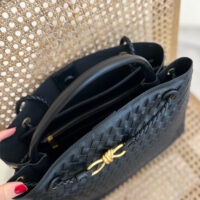 Klasická černá crossbody kabelka – nadčasová a všestranná Tato klasická dámská crossbody kabelka se rychle stane vaší oblíbenou. S čistými liniemi, nastavitelným popruhem a dostatkem místa na vše důležité je ideálním doplňkem pro každý den. Hodí se ke všemu – od džín po šaty. Jednoduše kabelka, která nikdy nevyjde z módy.