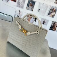 krémová kabelka, veganská kabelka, woven bag, kabelka s uzlem, boho kabelka, elegantní crossbody, cruelty-free kabelka, semišová kabelka, dámská kabelka přes rameno, designová kabelka, trendy taška 2025, kabelka pro boss babes
