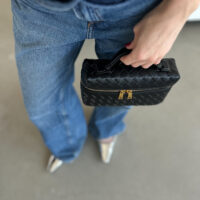 luxusní dámská kabelka černé barvě s crossbody popruhem a zlatým kováním, inspirováno botega veneta woven bag