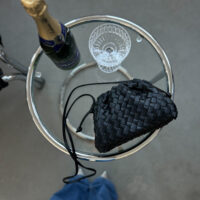 Elegantní černá crossbody kabelka – nadčasová volba pro každý den Objevte dokonalou rovnováhu mezi stylem a praktičností. Naše černá crossbody kabelka je navržena pro ženy, které milují minimalistický design, ale nechtějí dělat kompromisy mezi estetikou a funkčností. Vyrobená z kvalitního, na dotek hebkého materiálu, který působí luxusně, ale zůstává lehký a odolný. Díky nastavitelnému popruhu ji můžete nosit přes rameno nebo křížem přes tělo – ideální na pochůzky, do práce i na večerní drink. Vnitřní prostor s chytrým členěním pojme vše důležité, od telefonu až po peněženku. Proč si ji zamilujete: Nadčasová černá barva, která ladí s každým outfitem Kompaktní, ale překvapivě prostorná Prémiový vzhled za dostupnou cenu Ideální společník na každý den Dopřejte si styl, který vás nezklame – kabelka, která bude vždy s vámi.