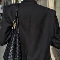 Luxusní černá shopper kabelka s dlouhým popruhem a minimalistickým designem pro moderní kapsulový šatník. Bottega veneta inspired bag