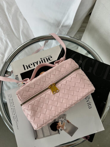Tahle must-have kabelka v barvě snů powder pink je absolutním hitem SS25 – vyrobená z etické vegan kůže, stylová, praktická a fotogenická jako z magazínu. Perfektně zapadne do každé capsule wardrobe a udělá radost každé fashion lover, která miluje minimalistický, ale výrazný styl.