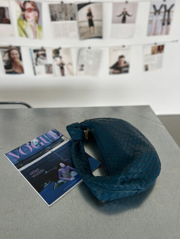 Tahle kabelka má hlavní roli. Midnight Muse Shoulder Bag je přesně ten typ city bag, který nosíš ve dne na meetingy a večer na prosecco. V hluboké, elegantní inkoustově modré barvě, působí jako luxusní doplněk z obálky módního magazínu, ale její cena zůstává nohama na zemi – affordable luxury, jak to má být. Vyrobená z měkké, strukturované veganské kůže, s minimalistickými detaily a dostatkem prostoru na tvůj telefon, peněženku, rtěnku i zápisník. Je to ta kabelka, která tě okamžitě posune z “běžné” do “stylová AF”. bottega dupe