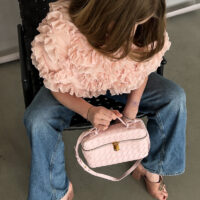 Tahle must-have kabelka v barvě snů powder pink je absolutním hitem SS25 – vyrobená z etické vegan kůže, stylová, praktická a fotogenická jako z magazínu. Perfektně zapadne do každé capsule wardrobe a udělá radost každé fashion lover, která miluje minimalistický, ale výrazný styl. bottega veneta dupe bag