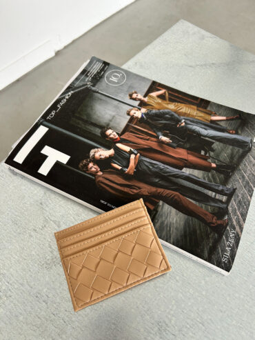 Slim cardholder z proplétané vegan kůže v hnědém odstínu, ideální pro kapsulový šatník.