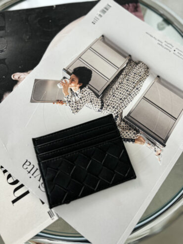 Černý woven cardholder z vegan kůže – minimalistický luxusní pouzdro na karty
