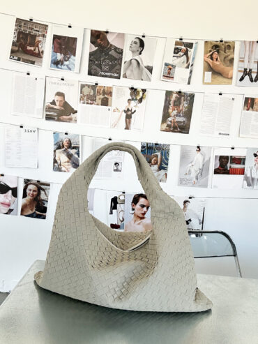 Velká šedo-krémová taupe shopper kabelka z vegan broušené kůže – prostorná dámská bag na práci, školu i cestování (54 cm)