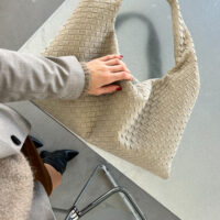 Prostorná taupe shopper vegan suede handbag, minimalistická woven kabelka ideální do práce, školy, na cestování i jako baby bag.