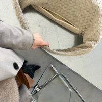 Velká šedo-krémová taupe shopper kabelka z vegan broušené kůže se semišovým efektem, prostorná dámská kabelka 54 cm.