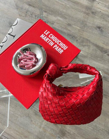 Červená luxusní pletená kabelka z vegan kůže – moderní hobo styl. Inspirováno bottega veneta kabelkou. Stylová červená kabelka z vegan kůže v hobo stylu s pleteným designem. Trendy a praktický doplněk pro ženy, které milují luxus i udržitelnost.