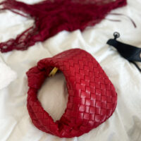 Výrazná červená kabelka z vegan kůže s ručně pleteným designem a moderním hobo tvarem. Perfektní na denní nošení i večerní outfit. kabelka ve stylu bottega, woven knot bag dupe.