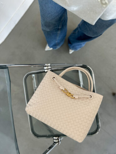 Krémová woven handbag z vegan kůže – elegantní kabelka přes rameno i crossbody