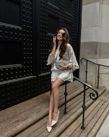 Elegantní vegan crossbody psaníčko v šedo-krémové taupe barvě s odnímatelným popruhem, ideální do kapsulového šatníku a na večerní události.