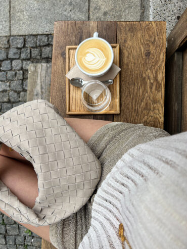 Elegantní béžová kabelka z vegan broušené kůže s pleteným designem a uzlovaným uchem. Minimalistický a nadčasový doplněk pro každý den, večerní drink i cestování – luxusní vzhled bez kompromisů.