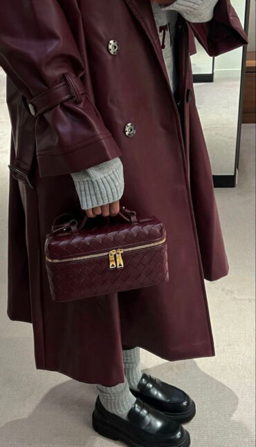 Elegantní vínová kabelka z vegan kůže s ručně pleteným designem a zlatým zipem. Stylový box bag inspirovaný světovým designem – ideální pro ženy, které milují luxusní vzhled a udržitelnou módu. inspirováno bottega veneta
